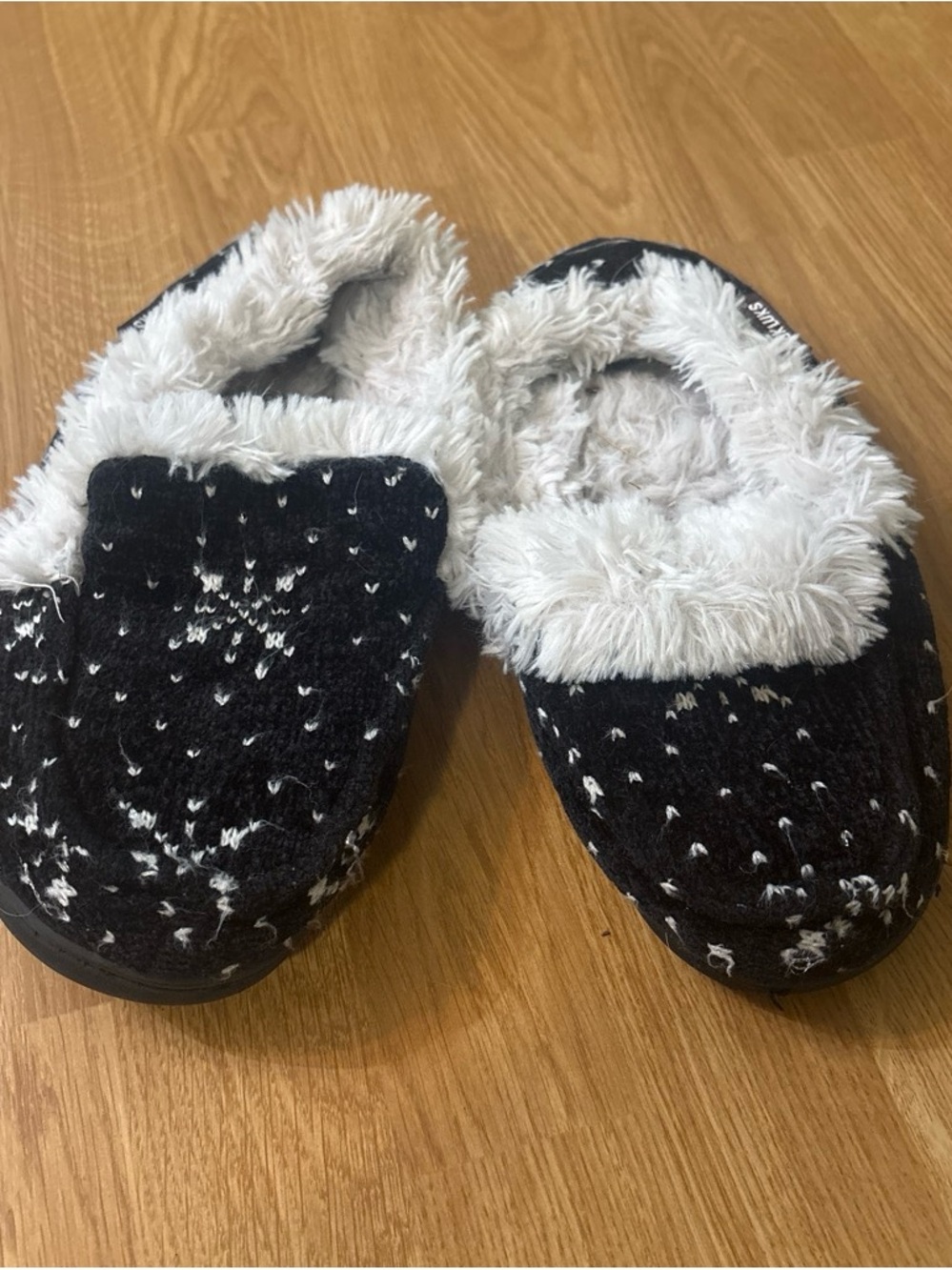 Cozy Black & White Faux-Fur Lined Women's Slippers